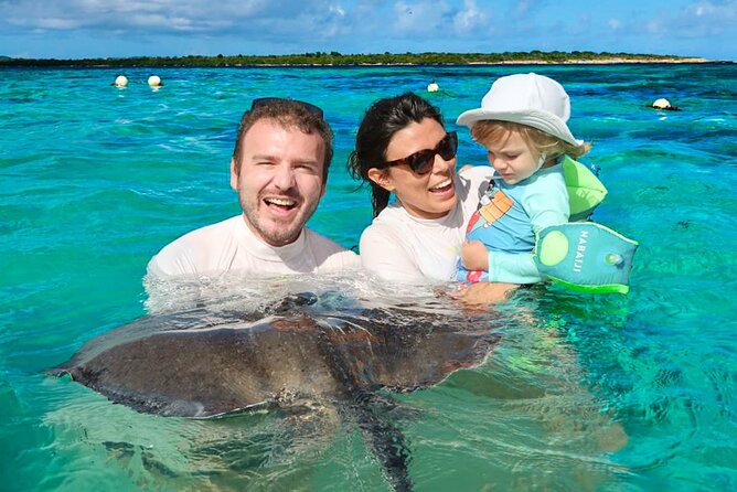 Stingray City experience, Devils Bridge and Long Bay Beach - Stingray City: the main event in shallow water